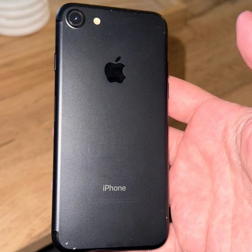 iPhone 7 32GB Works Perfect!